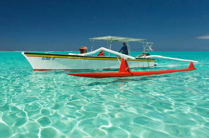 Pirogue motorisée à balancier Keishi Tours sur le lagon de Bora Bora