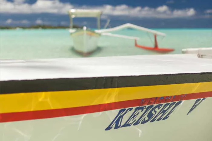 Bateaux Keishi Tours prêts pour une excursion privée d’une demi-journée sur le lagon de Bora Bora