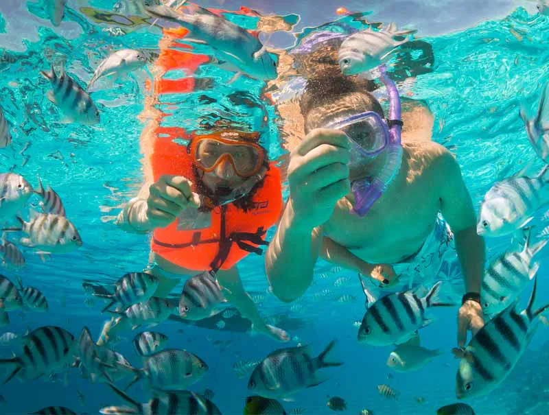 Voyageurs en snorkeling dans le lagon de Bora Bora avec Keishi Tours