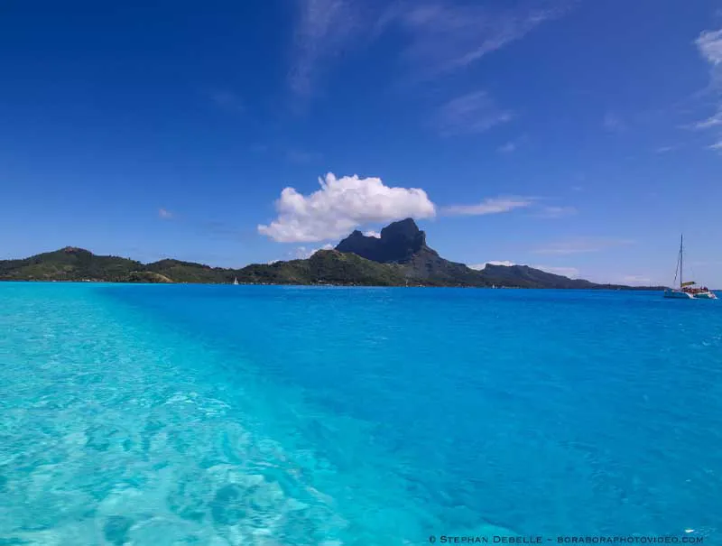 Mont Otemanu dominant les eaux claires du lagon de Bora Bora