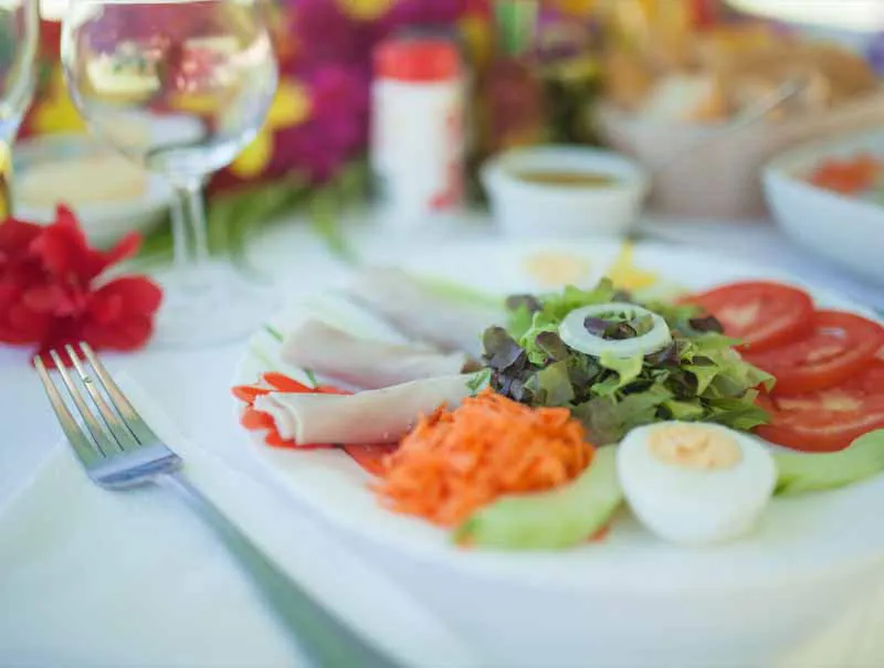 Repas frais servi pendant une excursion Keishi Tours sur le lagon de Bora Bora