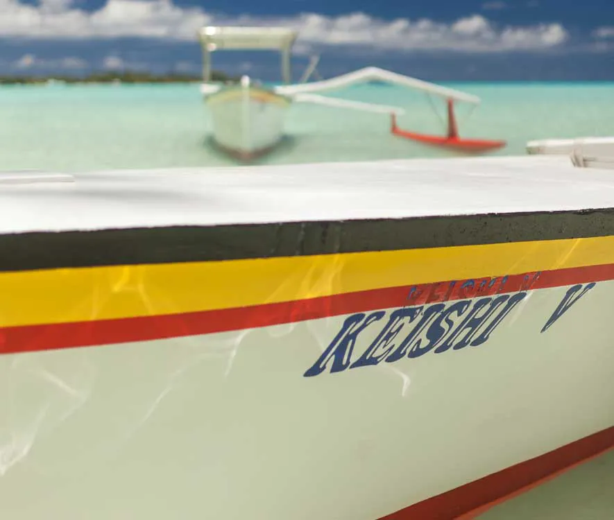 Pirogue traditionnelle Keishi Tours naviguant sur le lagon turquoise de Bora Bora