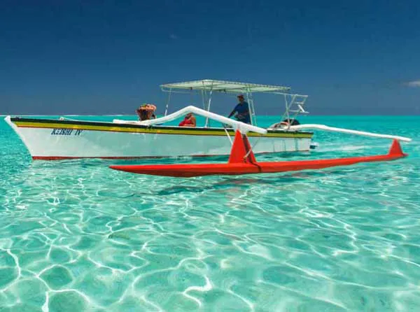 Voyageurs à bord d’un bateau Keishi Tours explorant le lagon de Bora Bora