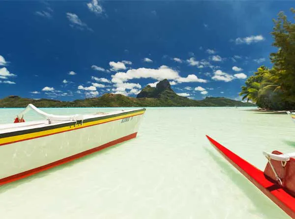 Pirogue à balancier Keishi Tours sur le lagon turquoise de Bora Bora