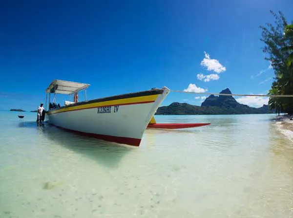 Plage de Matira et eaux cristallines du lagon de Bora Bora