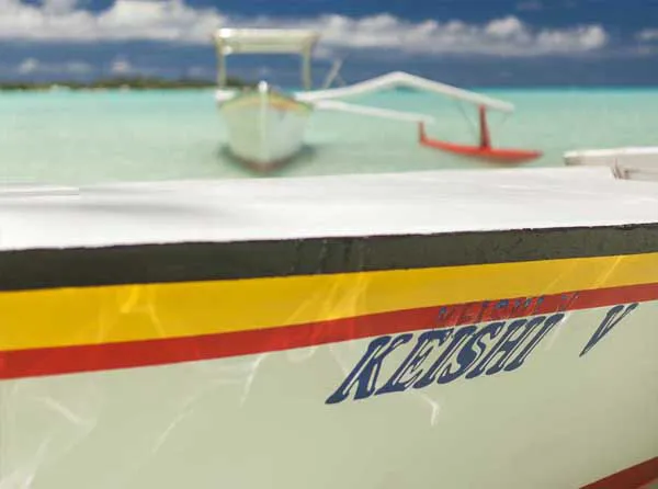 Bateaux Keishi Tours près d’un site de snorkeling dans le lagon de Bora Bora